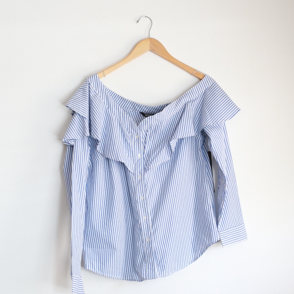 💥2 for $10💥XOXO Striped Button Down Top w Ruffle